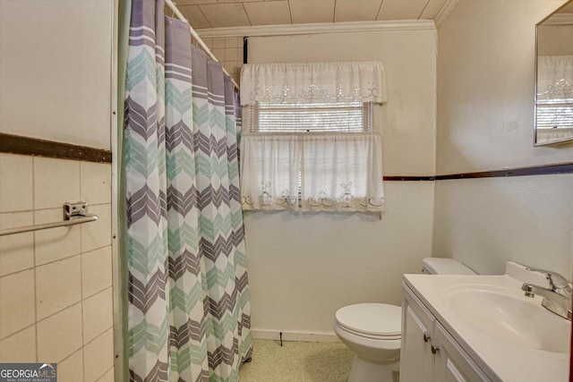 full bathroom with baseboards, a shower with shower curtain, toilet, crown molding, and vanity