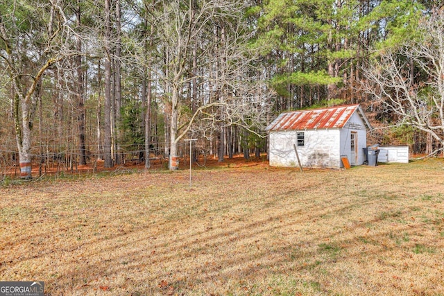 view of yard with an outbuilding and a shed