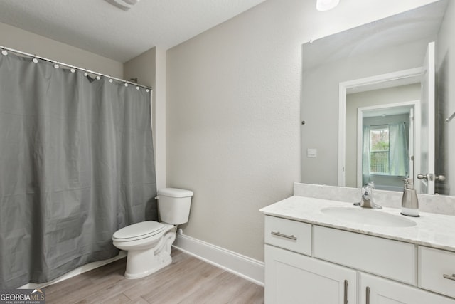 full bath featuring toilet, vanity, wood finished floors, a shower with curtain, and baseboards