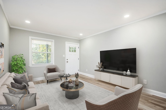 living room with recessed lighting, baseboards, wood finished floors, and ornamental molding