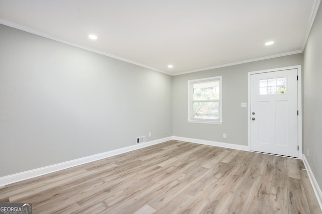 entryway featuring recessed lighting, visible vents, light wood-style floors, baseboards, and ornamental molding