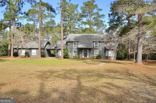 view of front facade featuring a front lawn