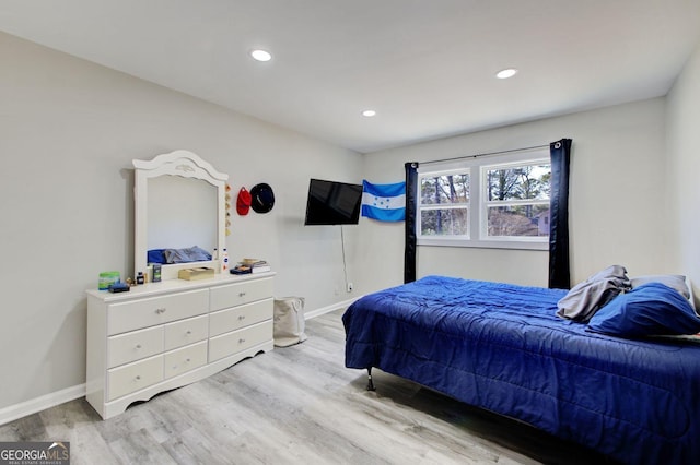 bedroom featuring light wood-style flooring, baseboards, and recessed lighting