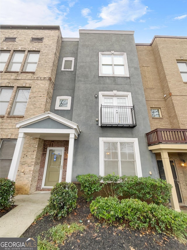 view of front facade featuring stucco siding