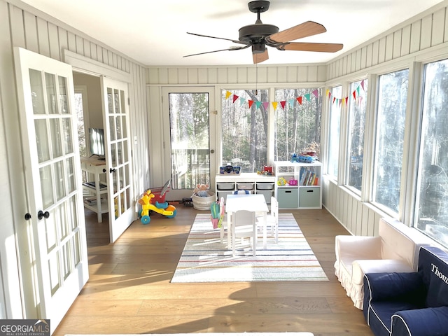 sunroom with ceiling fan