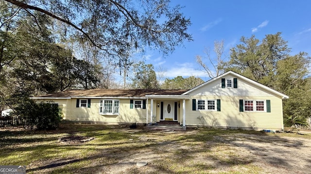 view of front of home featuring a front lawn