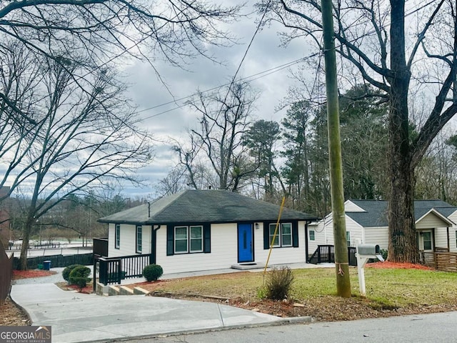 view of front of property with a front yard