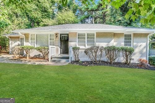 single story home featuring a front yard