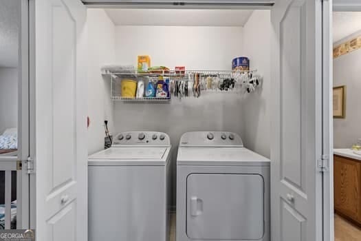 washroom with laundry area and independent washer and dryer