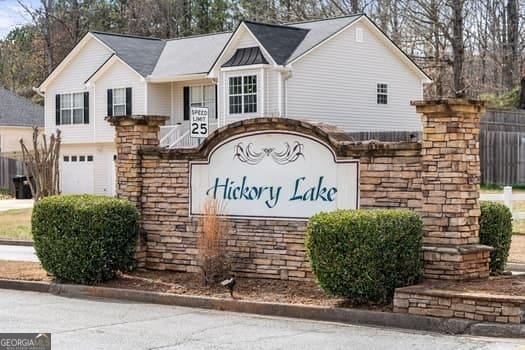 community sign with an attached garage