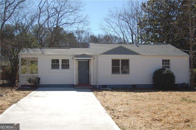 single story home with driveway