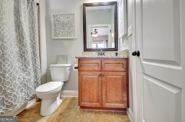 full bath featuring baseboards, a shower with shower curtain, vanity, and toilet