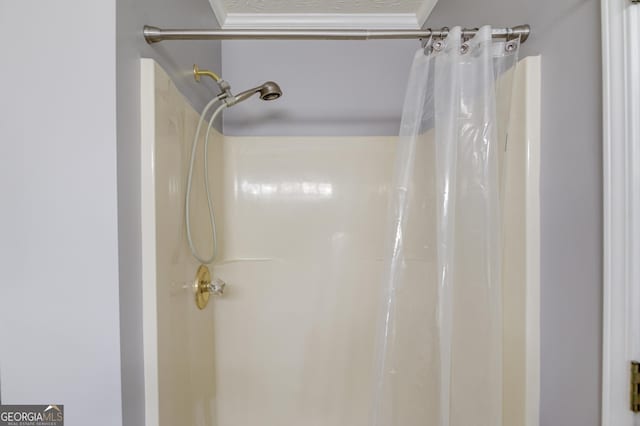 full bath with ornamental molding and a shower with curtain