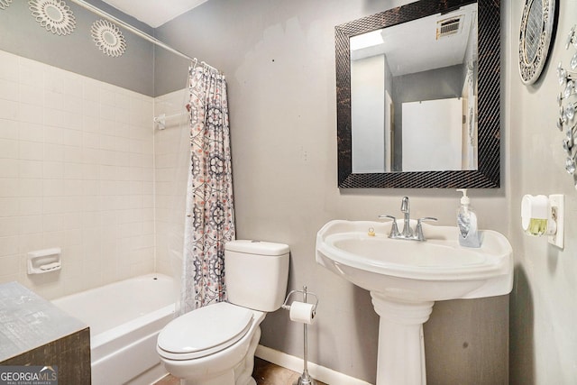 bathroom featuring baseboards, visible vents, shower / tub combo with curtain, and toilet