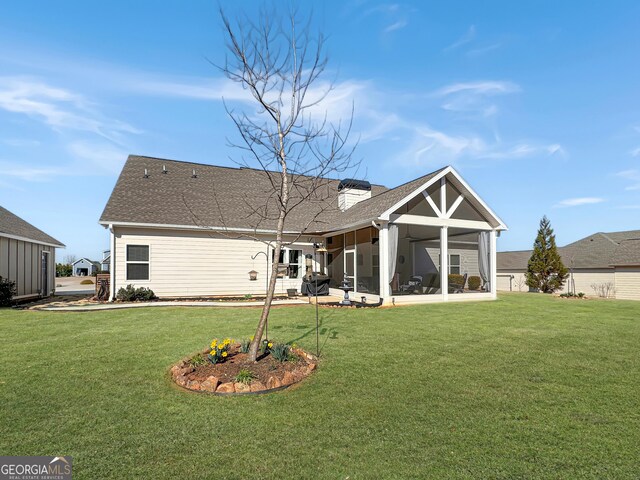 view of yard featuring a residential view and an outdoor fire pit