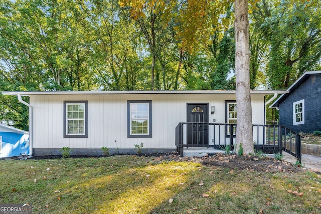 view of front of house featuring a front yard