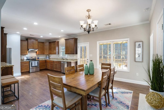 dining space featuring dark wood finished floors, crown molding, recessed lighting, visible vents, and baseboards