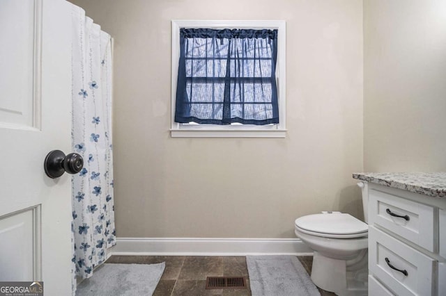 full bathroom featuring toilet, visible vents, baseboards, and vanity