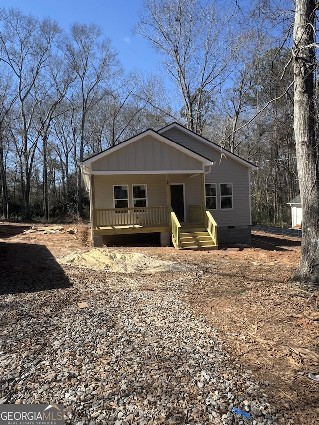 view of front facade featuring a porch and crawl space