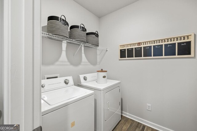 clothes washing area featuring laundry area, baseboards, dark wood-style floors, and independent washer and dryer