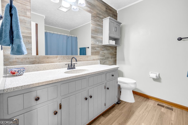 full bath with a textured ceiling, ornamental molding, toilet, and visible vents