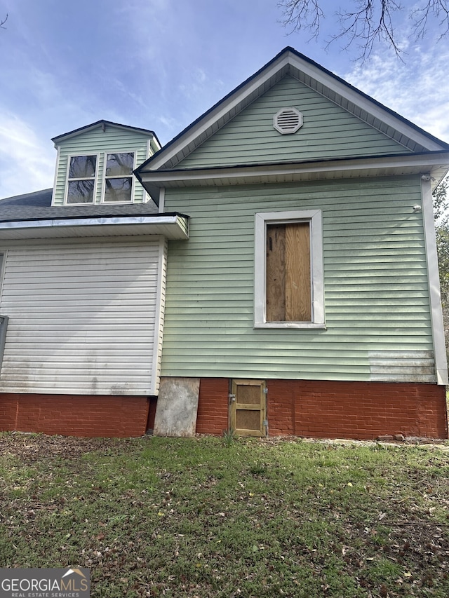 view of side of property featuring a yard