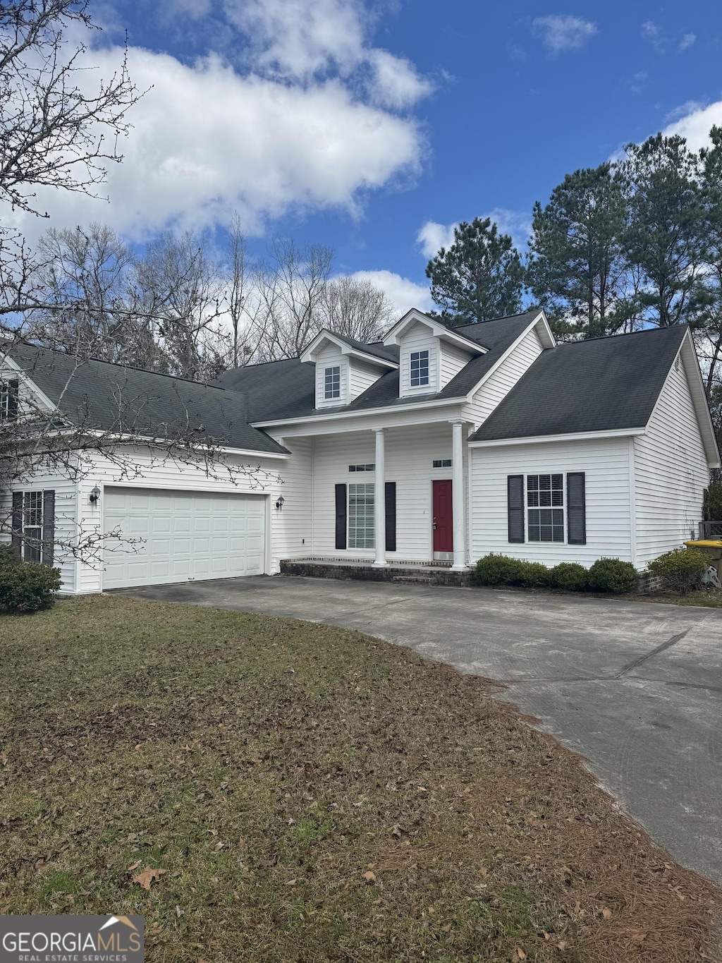 view of front facade featuring a garage and driveway