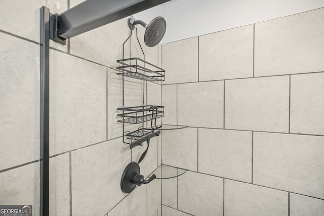 details featuring tiled shower