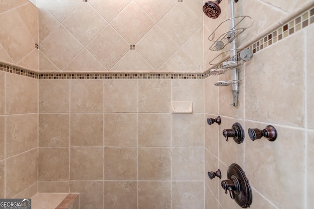 bathroom featuring a tile shower