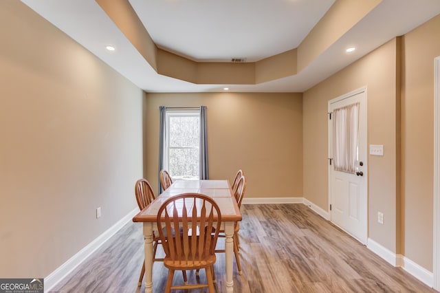 dining area with recessed lighting, visible vents, light wood-style flooring, and baseboards