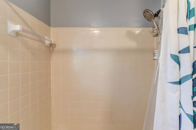 full bathroom featuring tiled shower