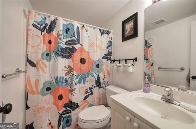 full bath featuring toilet, vanity, visible vents, and a shower with curtain