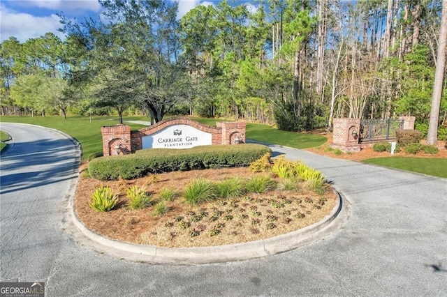 community sign with a yard