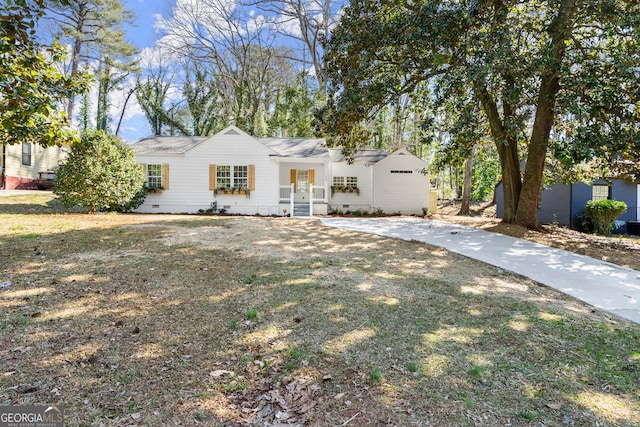 view of front facade featuring crawl space and a front yard