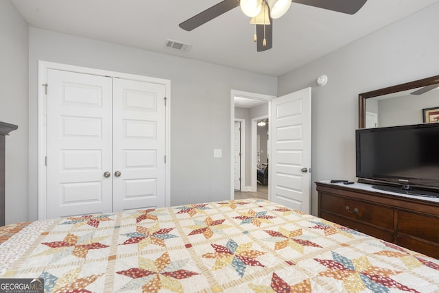 bedroom featuring ceiling fan, visible vents, and a closet