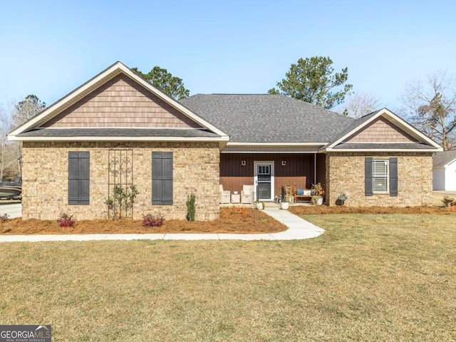 view of front of house featuring brick siding and a front yard