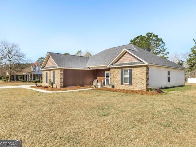 view of front of property featuring a front lawn