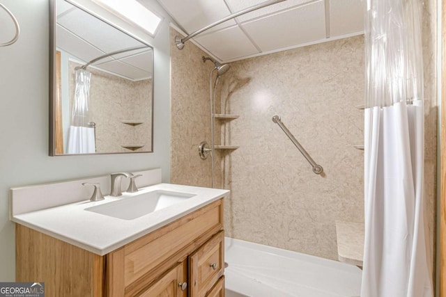 bathroom featuring a shower with curtain and vanity