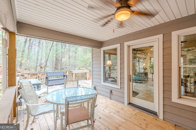 sunroom with ceiling fan