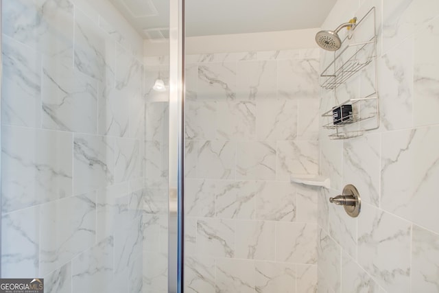 bathroom featuring a tile shower
