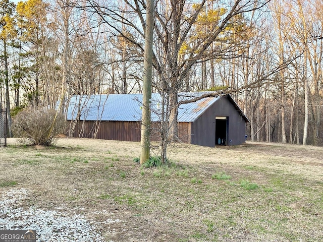 view of yard with an outbuilding