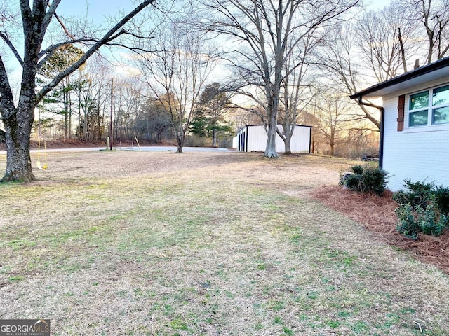 view of yard featuring an outdoor structure