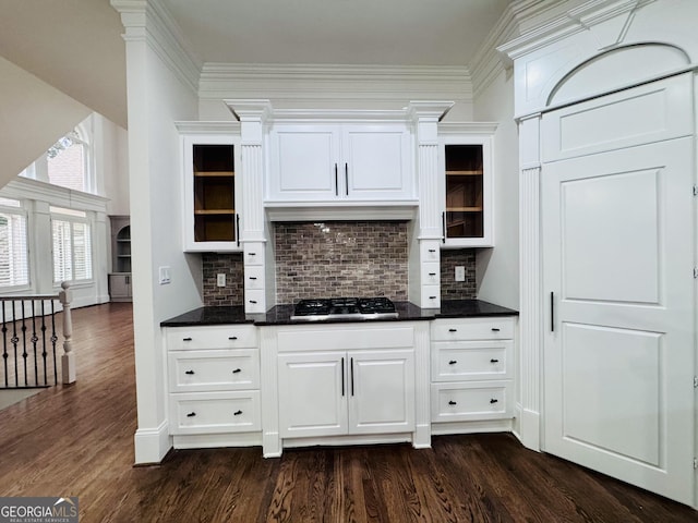 bar with ornamental molding, dark wood-style flooring, stainless steel gas cooktop, and backsplash