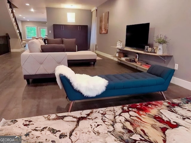 living area featuring recessed lighting, wood finished floors, and baseboards