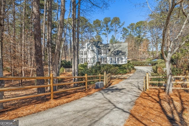 view of front of home featuring a fenced front yard