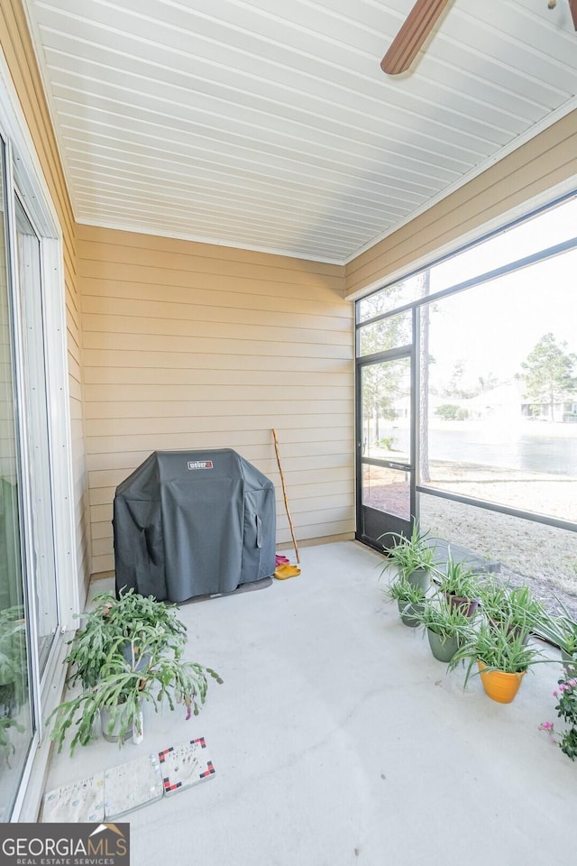 sunroom featuring ceiling fan