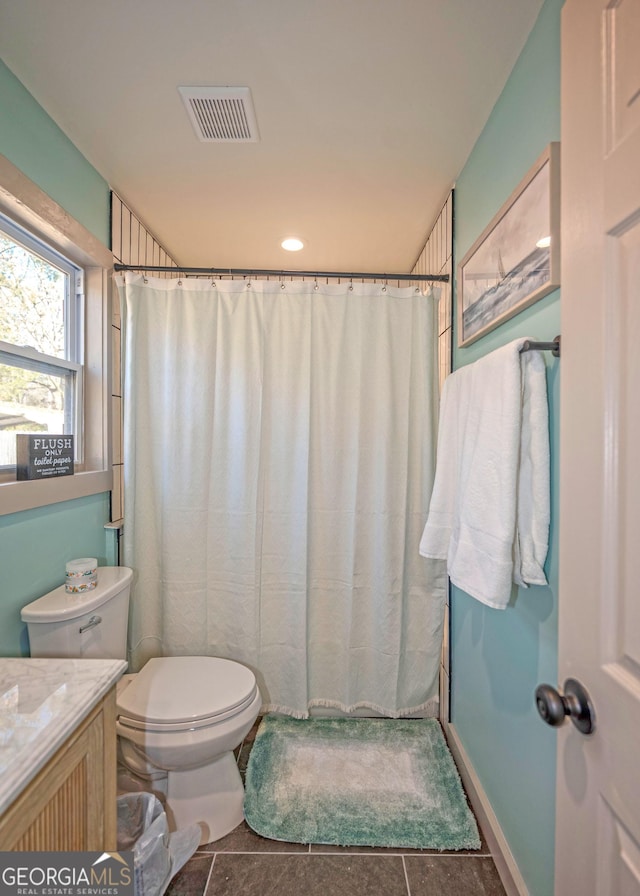 full bathroom featuring toilet, curtained shower, vanity, and visible vents