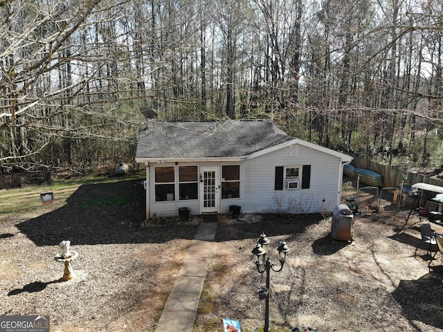 ranch-style home featuring a shingled roof