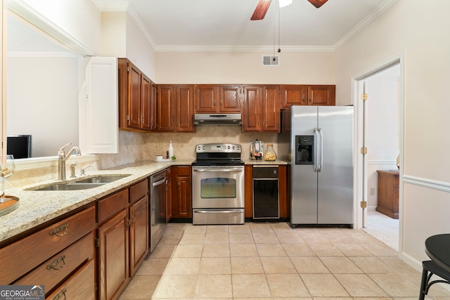 kitchen with visible vents, a sink, stainless steel appliances, under cabinet range hood, and backsplash