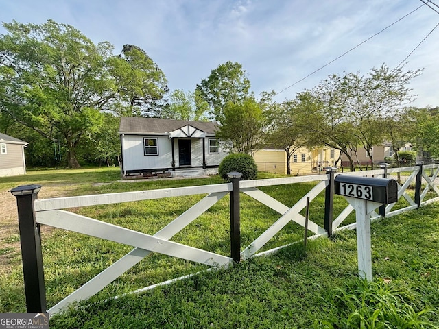 view of front facade featuring a front lawn and a fenced front yard
